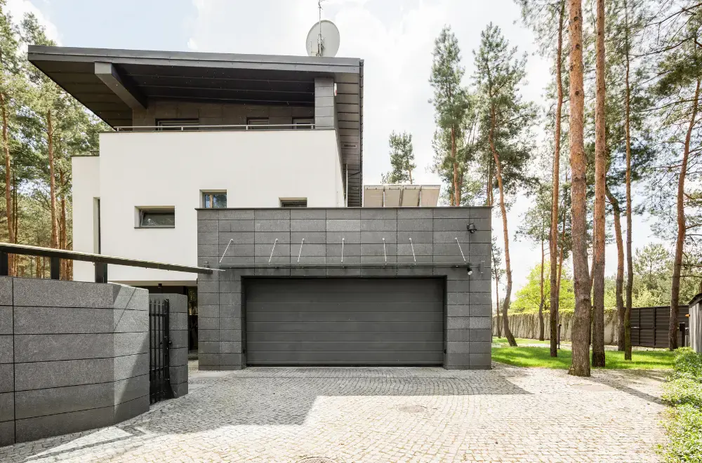 nowoczesny garaż przy domu
