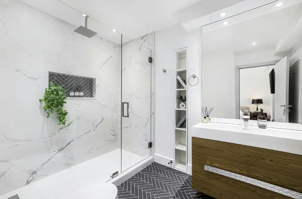 niski brodzik z kabina w białej łazience