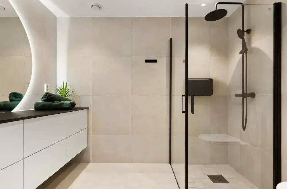 czarna kabina prysznicowa w jasnej lazience