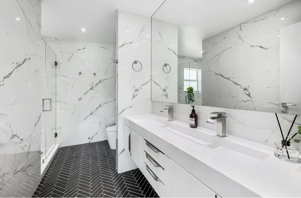 biala polyskujaca szafka podumywalkowa