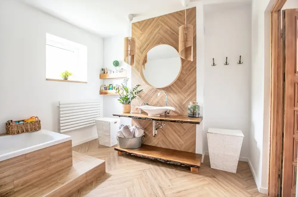 lazienka z plytkami imitujacymi drewno i biala wanna