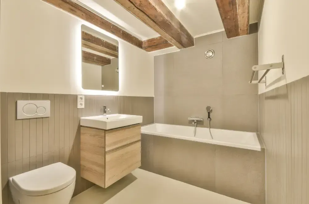 jasna lazienka z zabudowana wanna