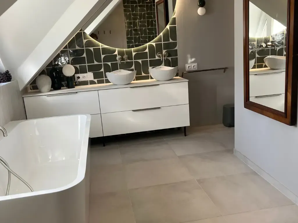 wnętrze łazienka pod skosem z wanna