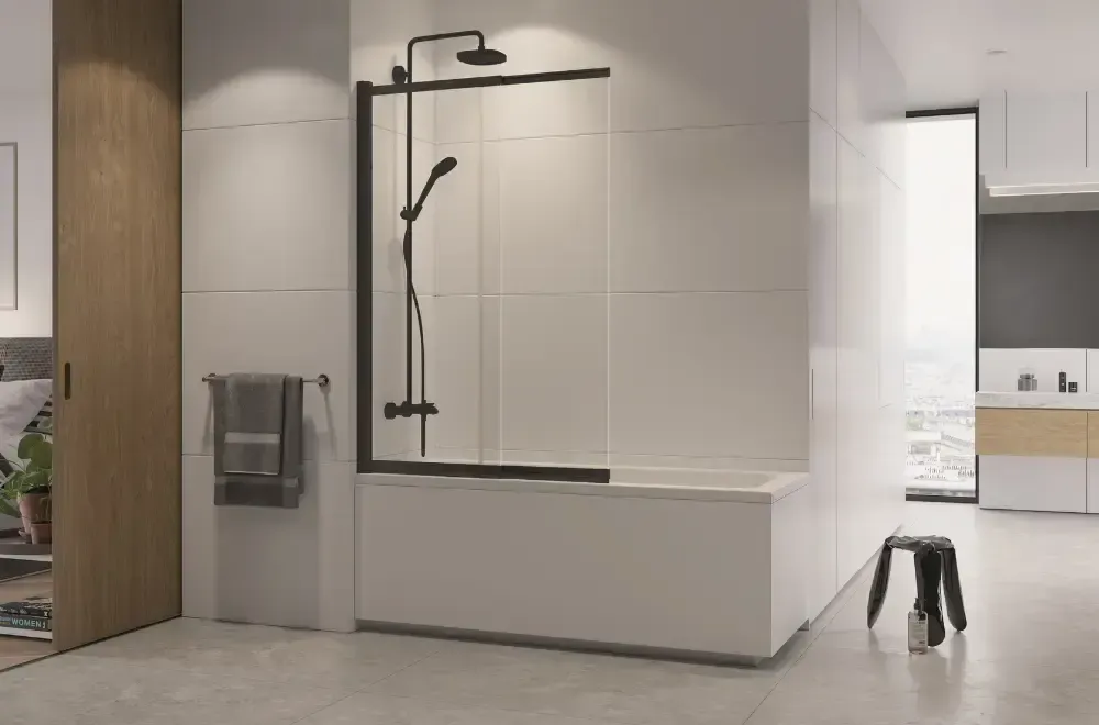 wanna przyścienna z przeszklonym parawanem nawannowym