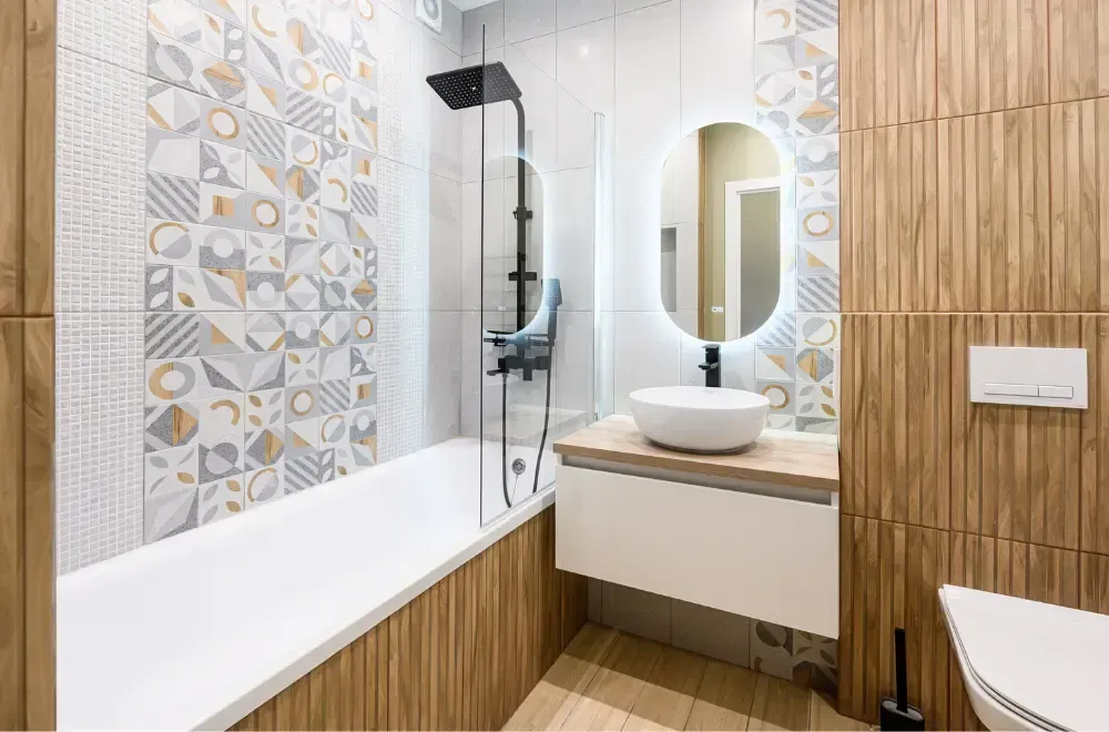 mala lazienka z wanna z prawanem