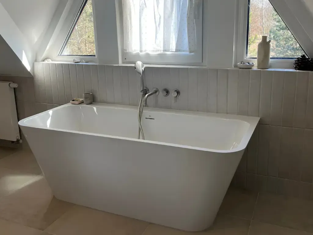 wanna w łazience z oknem