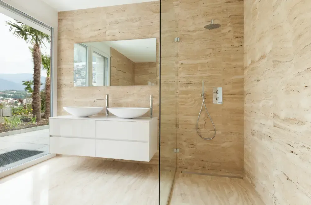 łazienka w beżach z prysznicem i duzym oknem