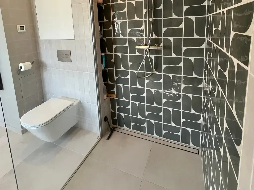 zielone płytki pod prysznicem