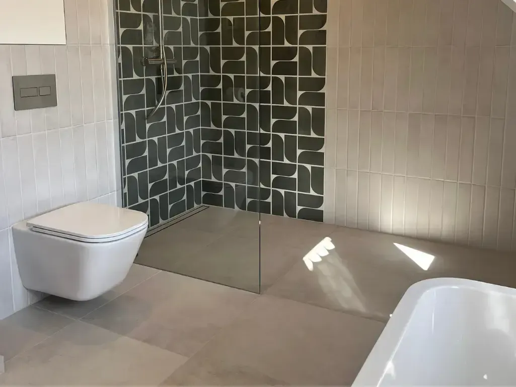 prysznic z zielonymi plytkami