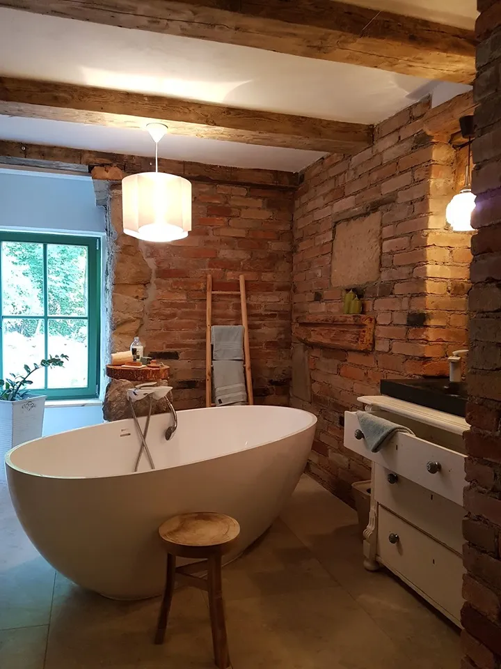 łazienka z cegłą
