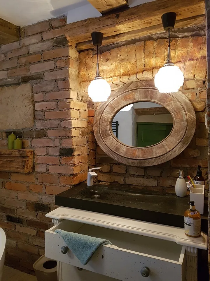 łazienka z cegłą