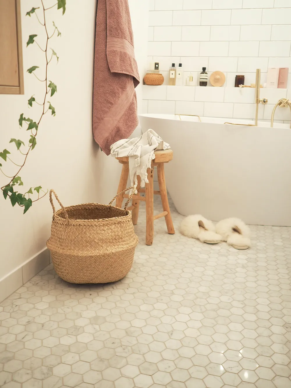 Minimalistyczna łazienka w jasnej aranżacji