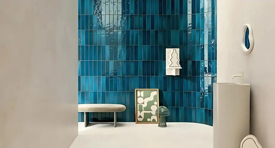 Glazura w łazience na ścianie granatowe małe prostokątne płytki
