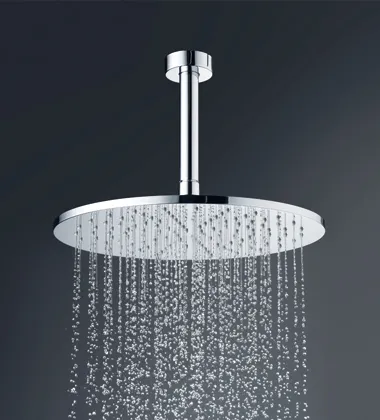 komfortowa kąpiel pod deszczownicą