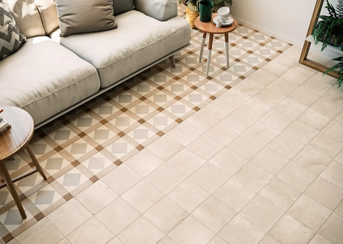 Płytki podłogowe jasne w salonie z kanapą i małych okragłym stolikiem