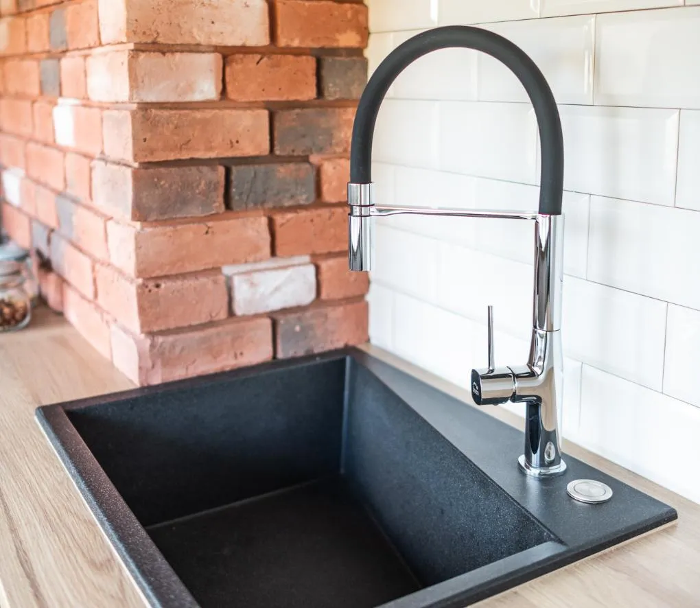 nowoczesny zlewozmywak z baterią kuchenną