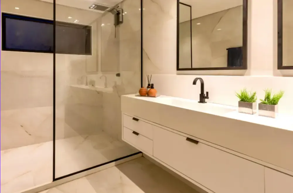 mała łazienka biała