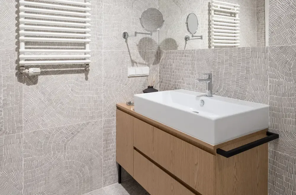 szara łazienka niewielka