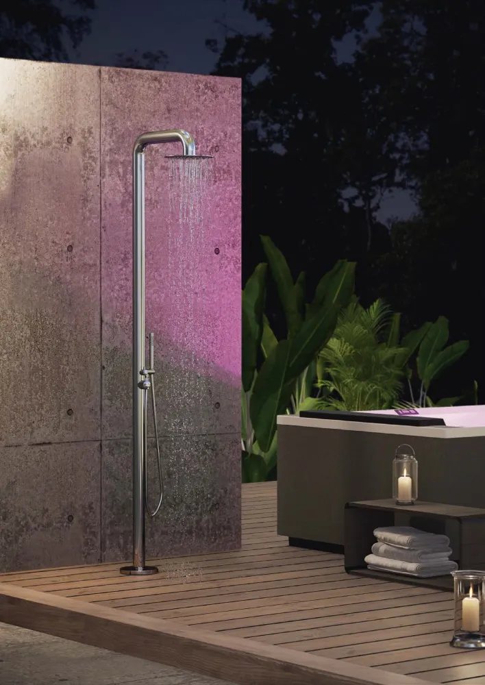 zewnętrzny prysznic przy wannie spa