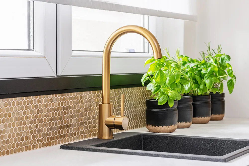 Granitowy zlewozmywak ze złotą baterią