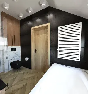 Łazienka w marmurze i drewnie w dwóch wariantach kolorystycznych