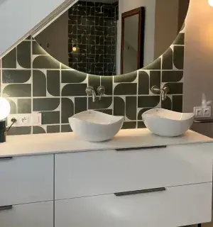 lazienka z podwojna umywalka i szafkami