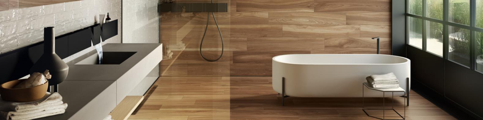 Płytki do łazienki imitujące drewno – zalety i wady