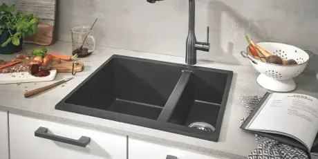 czarny zlewozmywak w nowoczesnej kuchni