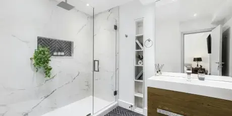 niski brodzik z kabina w białej łazience