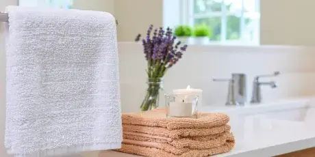 jasna łazienka z oknem