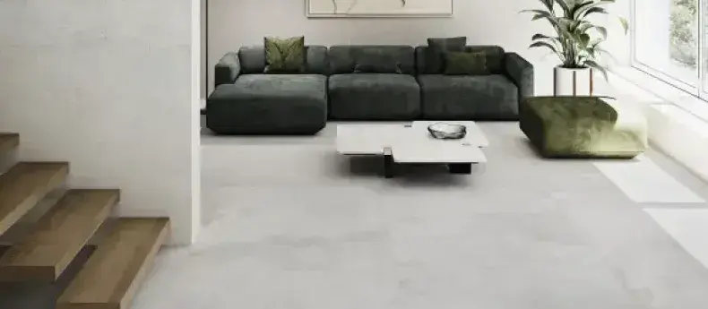 salon z szarymi plytkami grespania