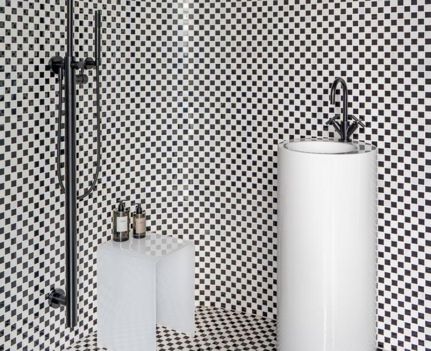 Czarno biała mozaika - pod prysznicem - Salon łazienek Elements