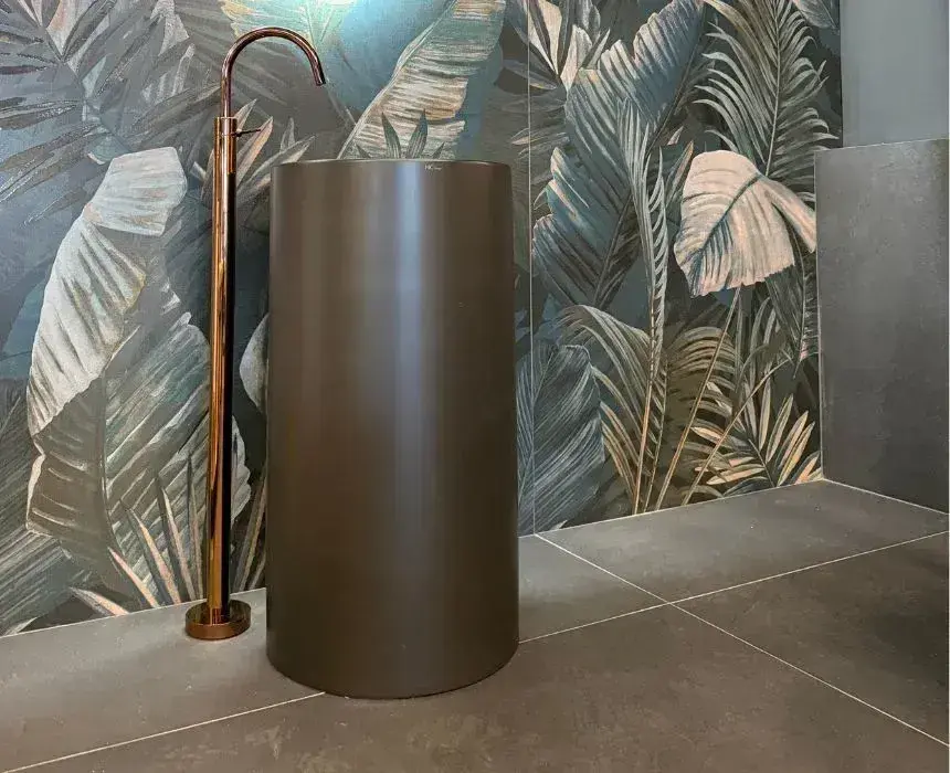 Salon łazienek Elements Gliwice Uszczyka - płytki beton, bateria wolnostojąca złota