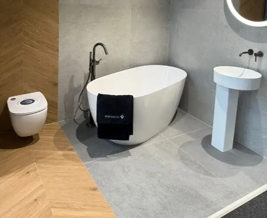 Salon łazienek Elements Gliwice Uszczyka - wanna wolnostojąca, miska WC, umywalka, płytki drewno i płytki beton