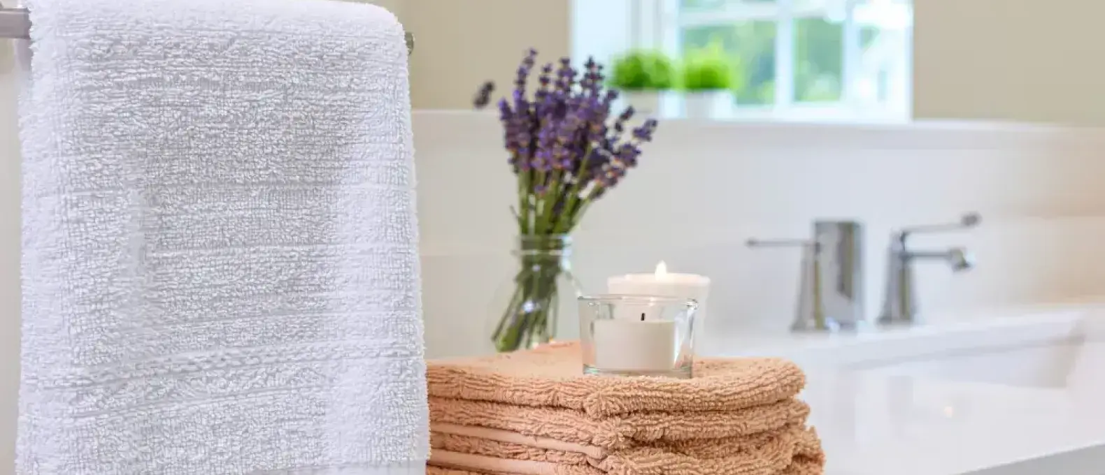 jasna łazienka z oknem